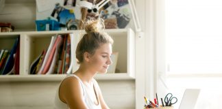 Personnalisez votre chambre d’étudiant avec du mobilier coloré