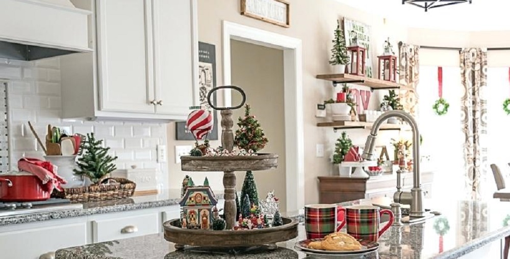une cuisine décoré pour le temps des fêtes