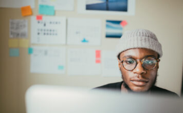 étudiant travaillant avec un moniteur