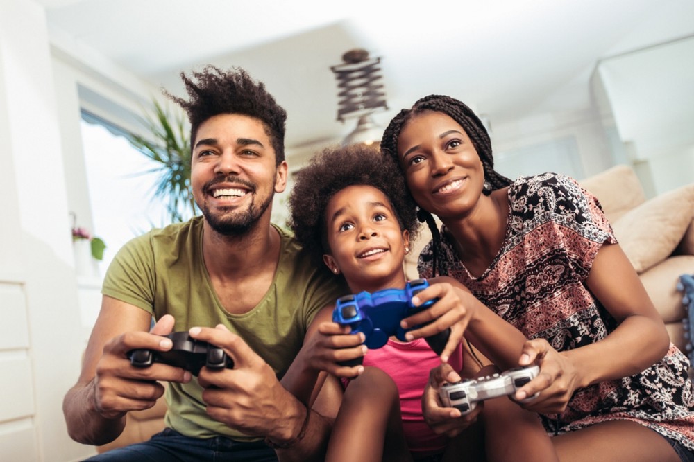 Famille jouant à des jeux vidéo