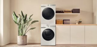 laveuse et sécheuse superposé dans une salle de lavage