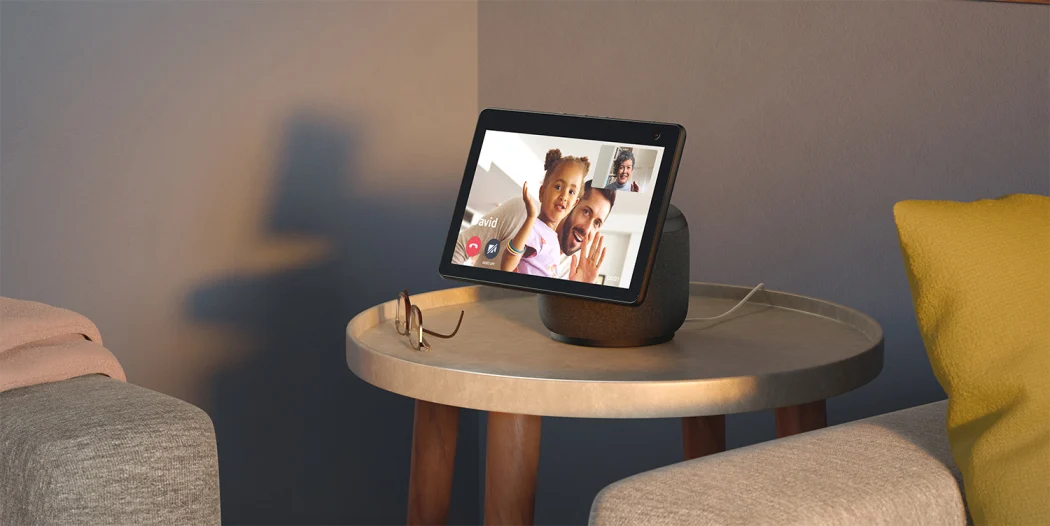 Amazon Echo Show 10 sur une table de salon