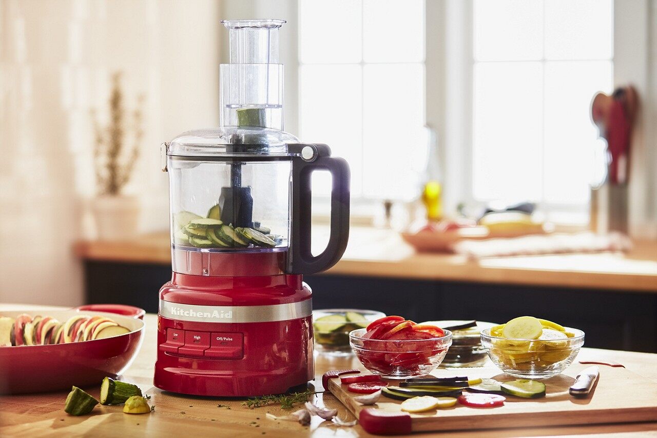 robot kitchenaid rouge sur un plan de travail