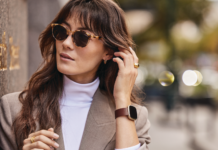 une femme dans la rue qui porte une montre fitbit