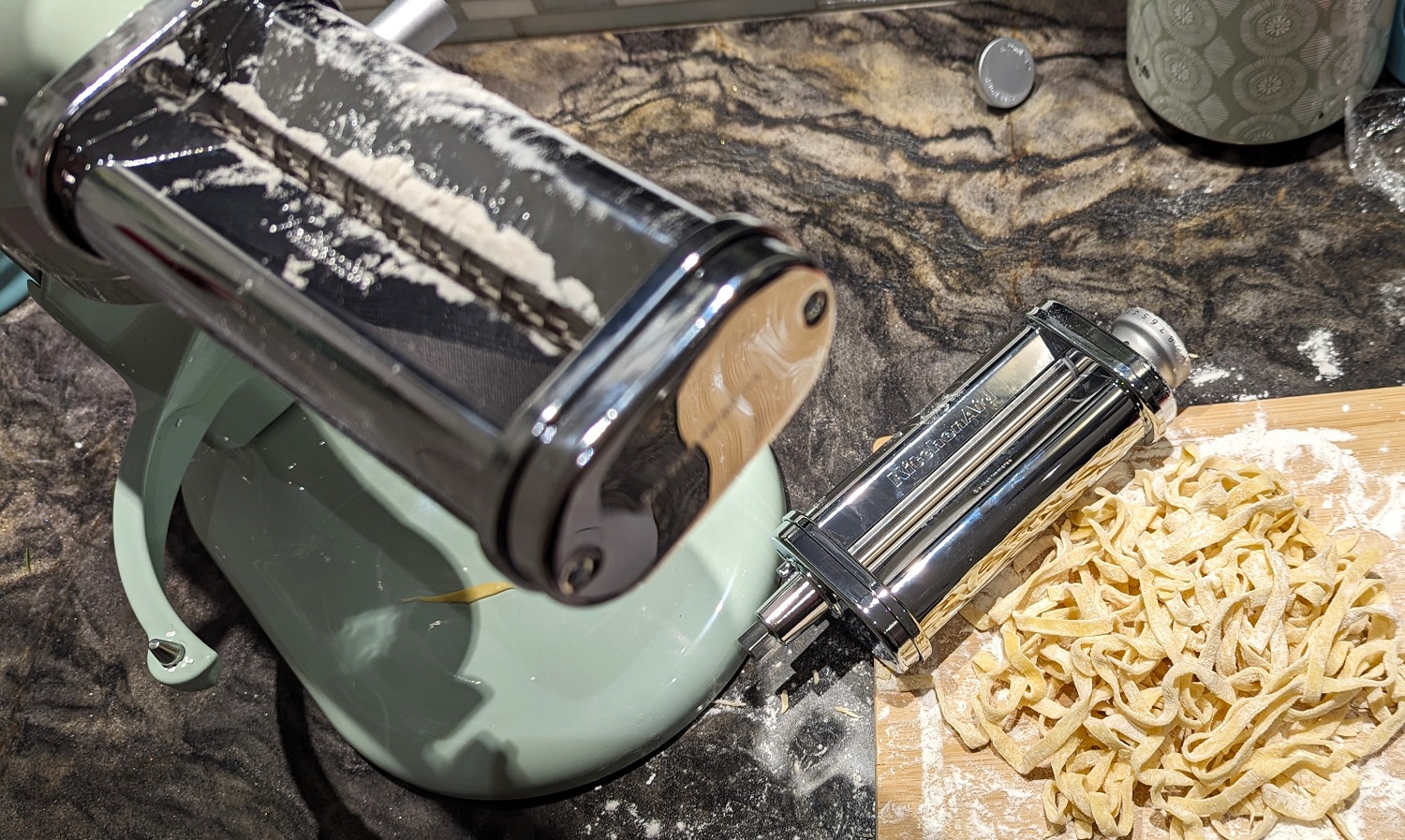 Accessoire KitchenAid inséré dans le batteur sur socle