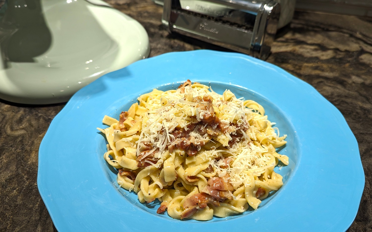 des pâtes carbonara dans un bol bleu