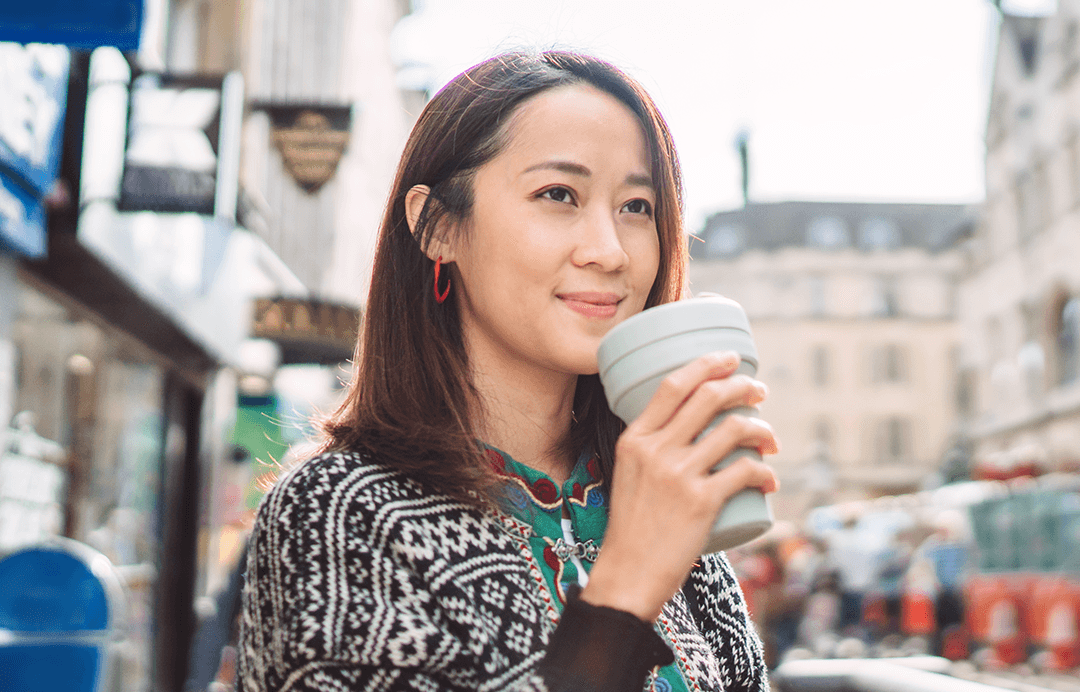 Femme savourant un café