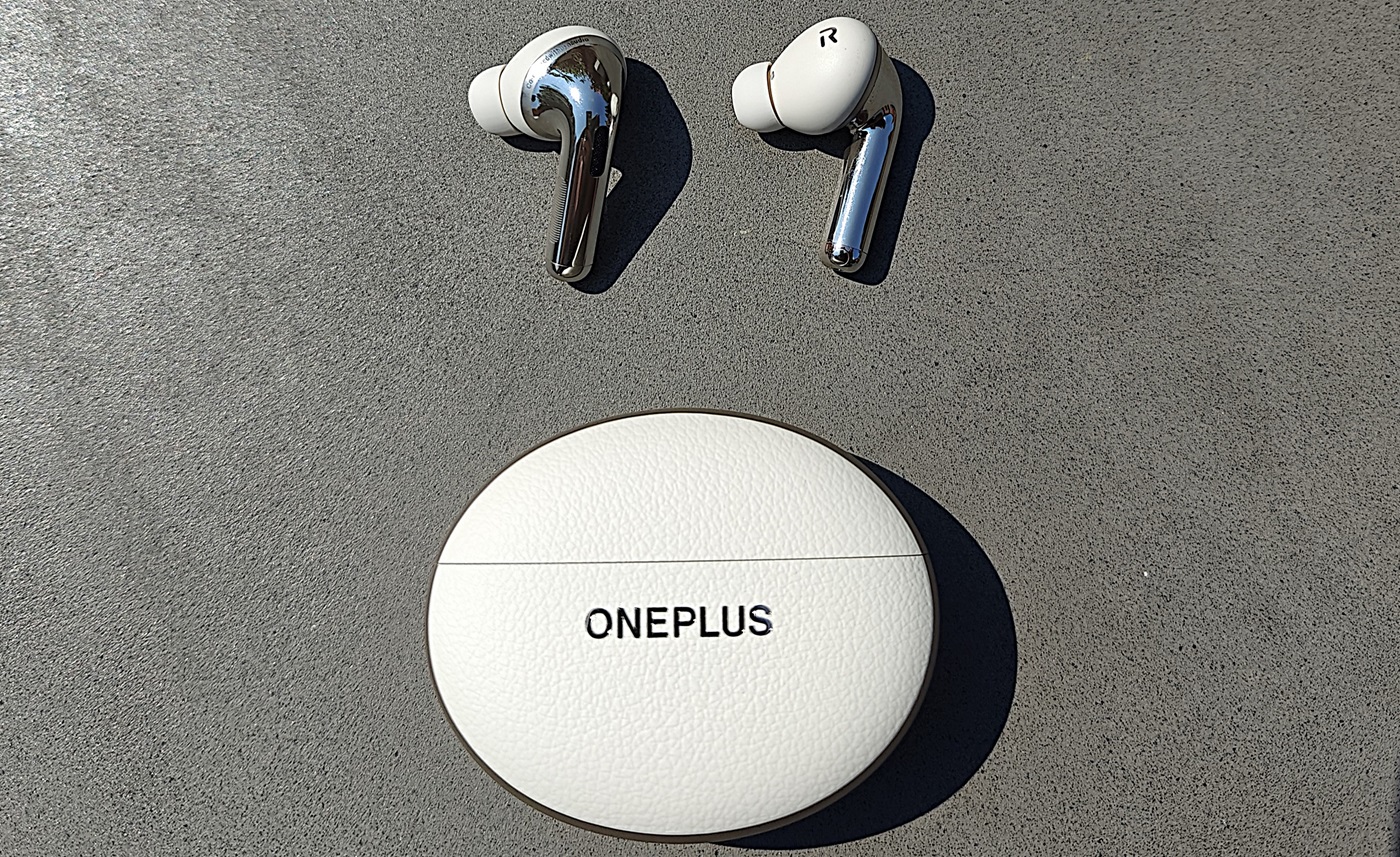 OnePlus Buds Pro 3 case and earbuds