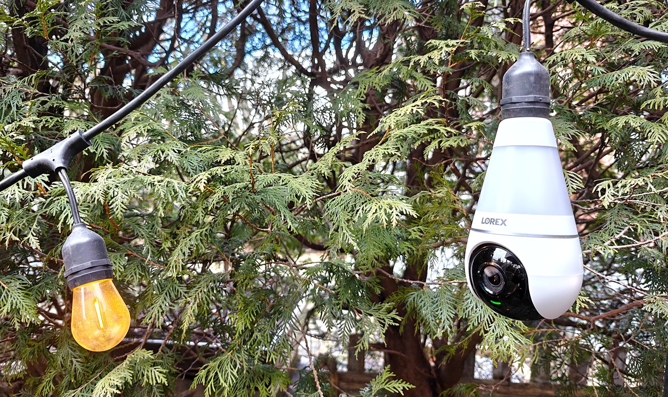 La caméra Lorex installée sur une guirlande extérieure